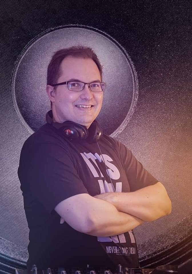 Ysäribileet Sound Factoryssa. Vierailevana esiintyjänä DJ Satai.